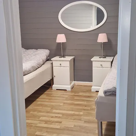 Apartman Cosy Living Room, Bedroom And Bathroom And Kitchen Area Kolavåg