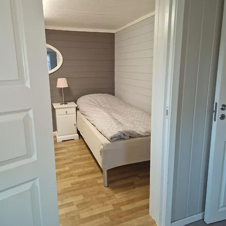 Cosy Living Room, Bedroom And Bathroom And Kitchen Area Apartman Kolavåg